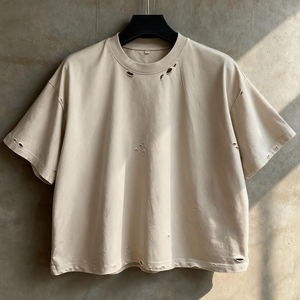 เสื้อยืดคอตตอนผู้ชายทรงโอเวอร์ไซส์ แขนเสื้อตก ทรงหลวม สไตล์ดิสเทรส รูขาดๆ  ขายส่งจำนวนมาก เสื้อยืดคอกลมเนื้อหนา  รับสกรีนลายตามสั่ง - Product Image 2