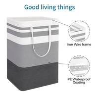 Grand panier à linge haut pliable avec poignée étendue dans un dortoir Panier à linge robuste