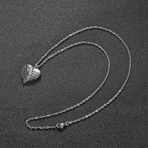 Colgante de Corazón Vintage con Alas de Ángel Grabadas para Hombre y Mujer, Regalo Romántico, Diseño Atemporal |   Impermeable e Hipoalergénico - Product Image 3