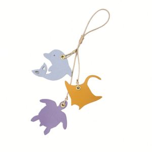 Llavero de Cuero PU con Dijes de Animales Marinos: Estrella de Mar, Cangrejo, Manta, Delfín, Tortuga, Mariposa, Hojas y Flores, Regalos Promocionales de Bienvenida - Product Image 1