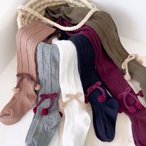 Wuyang Nhà Máy Thiết Kế Mới Bán Buôn Châu Âu Đan Bông Bé Đầu Gối Vớ Cao Tùy Chỉnh Dễ Thương Mùa Đông Pompon Gân Trẻ Em Vớ Dài - Product Image 2