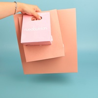 Sacs en papier kraft brun écologiques personnalisés avec poignées découpées, logo imprimé, finition mate, options de taille pour les marques