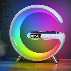 Nuevo diseño en forma de G Lámpara de escritorio de carga inalámbrica Despertador BT Altavoz APP Control RGB Luz nocturna