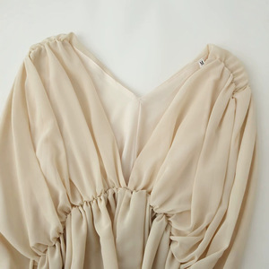 Camicetta da donna personalizzata 2026 stile francese con scollo a V profondo, top a strati con volant a pipistrello e dettagli arricciati, OEM/ODM da fabbrica cinese - Product Image 6