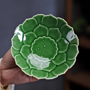 Assiette à fruits en céramique en forme de pétale de lotus, en porcelaine, style chinois traditionnel, petit plat à pied pour servir des collations de mariage - Product Image 3