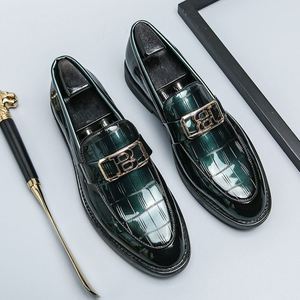 Les dernières chaussures en cuir blanc pour hommes, très populaires, avec logos métalliques, sont des chaussures en cuir élégantes, propres et simples pour hommes. - Product Image 5