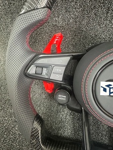 Volant sport en fibre de carbone suédé personnalisé de qualité supérieure avec boutons <span class=keywords><strong>R8</strong></span> et marqueur central <span class=keywords><strong>rouge</strong></span> pour voitures S6, S7, A5, A6, A7, C7, Q3, Q5, etc. - Product Image 2