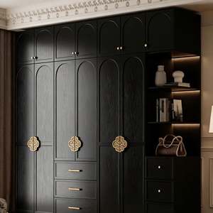 Armoire encastrée moderne et sombre avec éclairage LED, quincaillerie en laiton, rangement ouvert, meubles en bois pour chambre à coucher - Product Image 3