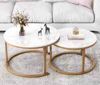 Ensemble de 2 tables basses gigognes rondes en marbre avec structure en acier inoxydable doré, style moderne et luxueux pour salon