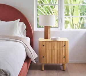 Mesita de Noche Clásica de Madera de Lujo Hecha a Mano con Dos Amplios Cajones de Almacenamiento para un Conjunto de Muebles Premium para Dormitorio y Sala de Estar - Product Image 3