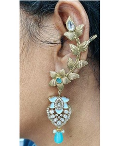 Pendientes de Oreja con Diseño Floral en Oro Chapado de Lujo, Incrustaciones de Madreperla y Elegante Perla Colgante para Mujer - Product Image 4