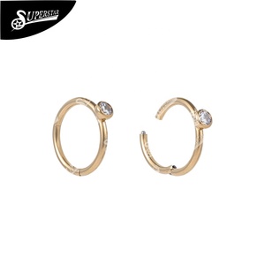 Piercing de Nariz Hipoalergénico con Segmento Articulado de Titanio G23, Chapado en Oro de 14K, Zirconia, Perforación Lateral de 2.5mm, Engaste de Disco - Product Image 1