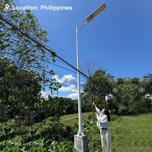 Poste superior de luz exterior IP66 30W-120W IP65 Precio de luz de calle LED solar independiente inteligente con sensor de movimiento - Product Image 1
