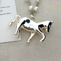 Collier pendentif cheval en perles plaqué or, bijoux floraux et animaliers pour femme, idéal pour les fêtes et les occasions spéciales
