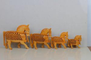 Statue de cheval en bois artisanale avec des sculptures de paons complexes et une figurine d'oiseau, sculpture animale traditionnelle du Rajasthan - Product Image 4