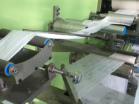 CE-zertifizierte voll automatische Baby windel maschine Neuer Zustand Hergestellt in Indien mit Holz zellstoff als Rohmaterial