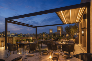 Pergola motorisée en aluminium RK-E2 pour restaurant, avec éclairage LED intégré et écran d'intimité - Product Image 2