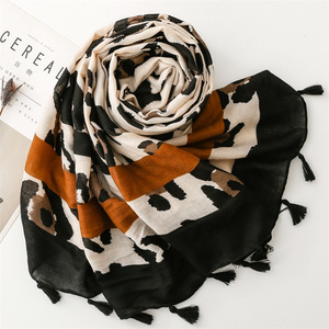 Vẽ tay màu xanh Tie-Dye hiệu ứng Bali sợi tua khăn choàng của phụ nữ mùa xuân mùa hè khăn <span class=keywords><strong>polyester</strong></span> mỏng dành cho người lớn xuất khẩu qua biên giới - Product Image 3