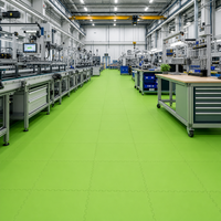 Dalles PVC Modulaires Rigides 50x50cm à Clipser, Installation Facile, Antidérapantes, Modernes, Unies pour Tapis de Sol Industriel d'Atelier et d'Entrepôt