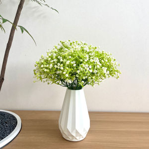 Arreglo de Flores Artificiales de Baby's Breath, Florero de Plástico Blanco, Decoración para el Hogar y la Oficina, Accesorios para Bodas - Product Image 1