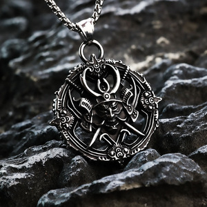 Colgante de Acero Inoxidable para Hombre, Diseño Geométrico con Espada y Casco de Samurái Japonés Hannya, Joyería de Regalo - Product Image 1