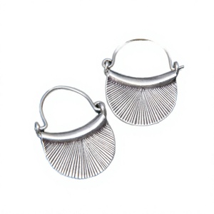 Pendientes de aro vintage de plata de ley 925 para mujer, estilo minimalista, ligeros y bohemios. - Product Image 2