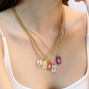 Collier personnalisable en acier inoxydable plaqué or 18 carats avec pendentif fruit gravé et chaîne perlée, idéal comme cadeau - Product Image 2