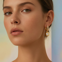Anting-anting Huggie Hoop dengan Bandul CZ Persegi Empat Berlapis Emas/Rhodium 18K Ramah Lingkungan FUAMAY Grosir untuk Kegunaan Sehari-hari
