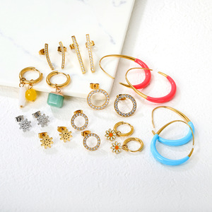 Boucles d'oreilles créoles tendance en acier inoxydable plaqué or 18 carats, incrustées de diamants, motif floral circulaire géométrique pour femme - Product Image 1