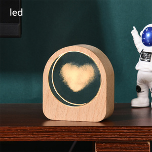 Marcos de fotos de cristal 3D personalizados al por mayor baratos con luces dentro de la lámpara de mesa de madera para la decoración del hogar - Product Image 3