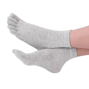Vente en gros <span class=keywords><strong>de</strong></span> <span class=keywords><strong>chaussettes</strong></span> à cinq <span class=keywords><strong>doigts</strong></span> en tricot <span class=keywords><strong>chaussettes</strong></span> respirantes en coton pour hommes pour le printemps et l'été - Product Image 1