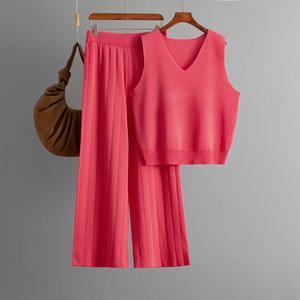 ชุดเซ็ตสองชิ้นถักนิตติ้งคอวีแบบลำลองสำหรับผู้หญิง พร้อมโลโก้สั่งทำขายส่ง เสื้อกล้ามแขนกุดทรงหลวม กางเกงขายาวทรงกว้าง - Product Image 5