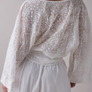 Nouvelle Blouse Femme Tendance Sexy à Col en V Décontractée Ample en Dentelle à Œillets Coupe Courte Style Prairie - Product Image 4