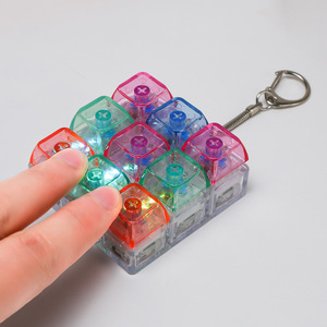 พวงกุญแจรูปทรงสี่เหลี่ยมพร้อมปุ่มกดคลายเครียด 9 ปุ่ม วัสดุ ABS เปลี่ยนสีได้ ของเล่นนิ้วมือ พร้อมห่วงสแตนเลส - Product Image 1