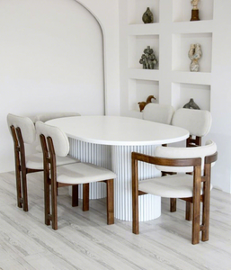 Ensemble de table à manger ronde sur mesure et de chaises en bois rembourrées pour hôtels, villas, restaurants, fabricant et exportateur de meubles en gros - Product Image 1
