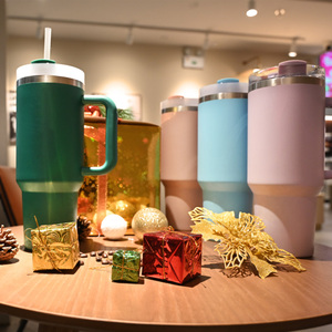 Taza de Viaje Personalizada H2.0 Adventure de Doble Pared con Aislamiento Térmico de 12-24 Horas, 40 oz, Acero Inoxidable, con Tapa, Pajita y Asa - Product Image 2