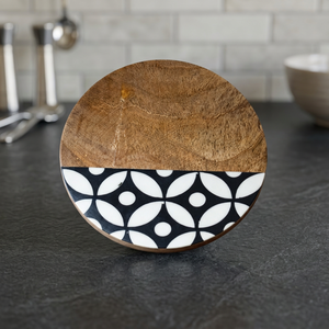 Sous-verres ronds en bois de manguier et résine, artisanaux, avec incrustations noires et blanches, design moderne, dessous de verre, accessoires de table - Product Image 1