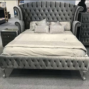 Juego de Muebles de Dormitorio Modernos en Color Marrón, Diseño de Cama Queen Size Tapizada en Terciopelo con Altavoz, Cargador USB y Cabecera Alta - Product Image 1