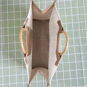 Bolsa de Yute Retro de Moda, Bolsa de Compras de Lona con Asas de Madera de Ratán, Bolsas de Regalo con Logotipo Personalizado - Product Image 5