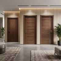 Puerta Interior de Madera con Acabado Personalizable, Inserciones Metálicas Horizontales, Bisagras Ocultas y Núcleo de MDF Insonorizado