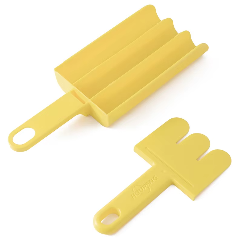 Tres filas de amarillo.