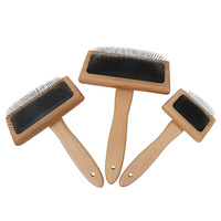 Peigne à poils pour animaux de compagnie portable multi-usage avec manche ergonomique en bois et métal, démêlant les poils flottants, favorisant la santé du pelage des chiens et des chats
