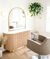 Station de coiffure moderne de luxe avec éclairage LED arqué, meuble cannelé en acier inoxydable et miroir de barbier pour salon de coiffure