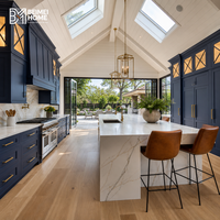 Armoires de cuisine bleu marine BEIMEI style américain, plafond voûté, puits de lumière, transom en verre à moulures en X, îlot Calacatta, menuiserie de villa