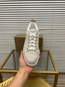 Chaussures de sport décontractées de luxe pour hommes et femmes de marque célèbre, semelles rouges, crampons, 2026, en daim, amortissantes - Product Image 3