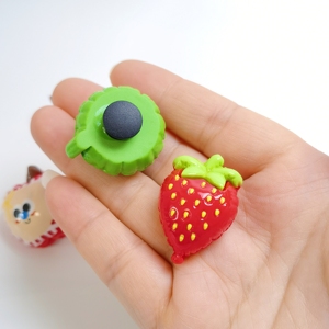 100 Breloques de Chaussures en Résine 3D Fruits Sucrés (<span class=keywords><strong>Fraise</strong></span>, Ananas) pour Décoration DIY - Product Image 3