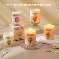 Bougie parfumée artisanale en cire de soja, design floral emblématique, dans un pot en verre en forme de tasse, coffret cadeau, parfum haut de gamme parisien.