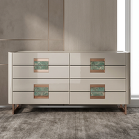 Buffet de rangement de luxe moderne italien en bois massif blanc laqué avec pieds en acier inoxydable doré, 1,5 m+, écologique
