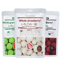Chinese snoepjes, exotische snacks, zoetwaren, matcha-melkchocolade bedekte aardbeien, gevriesdroogd fruit, snoepgoed