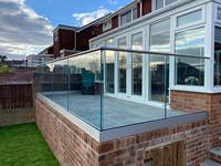 Barandilla de Vidrio con Canal en U de Aluminio Plateado Anodizado de Montaje Superior Moderno para Balcón, Escalera, Terraza y Exterior, con Balaustrada y Pasamanos